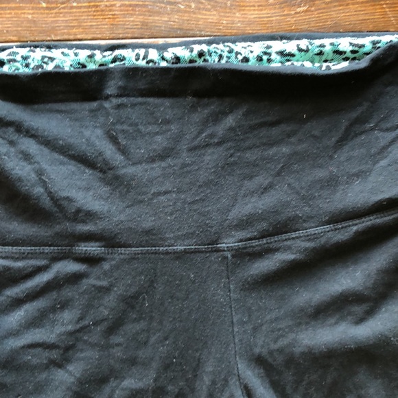 5/$25🖤 short leggings - Picture 4 of 4